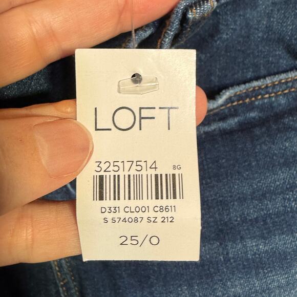 LOFT Girlfriend mid rise Jeans in Dark Rinse Size 25 $80 - Picture 6 of 8